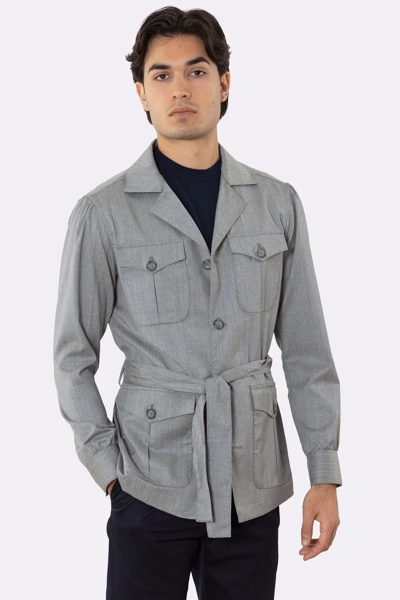 Sahariana grigio chiaro fresco lana Vitale Barberis Canonico finezza super 130’s con tasconi e soffietto cintura in vita e polso camicia - immagine 2