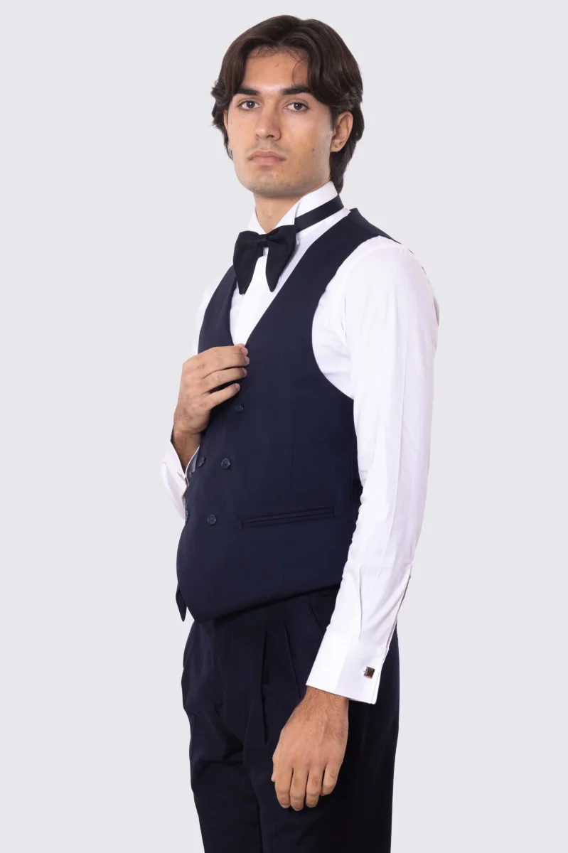 Gilet uomo doppiopetto blu da cerimonia in fresco lana super 130’s Vitale Barberis Canonico regular fit con tasche a filo e gancio regolatore sul retro - immagine 3