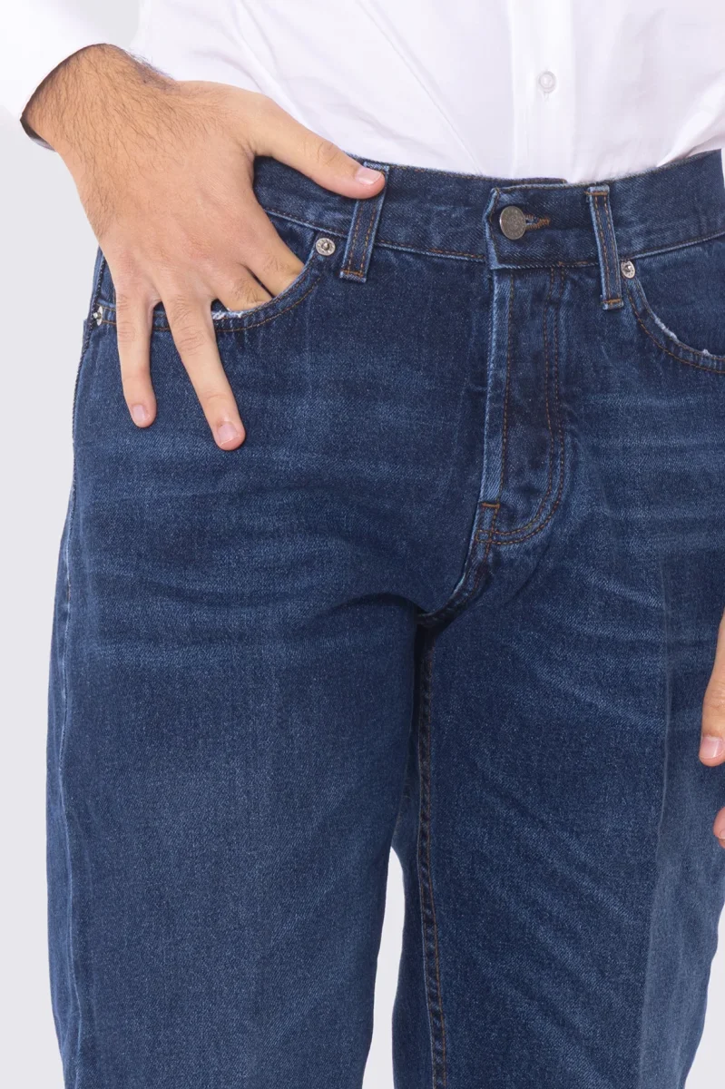 Jeans da uomo lavaggio medio 5 tasche con lievi sabbiature vestibilità regular - immagine 5