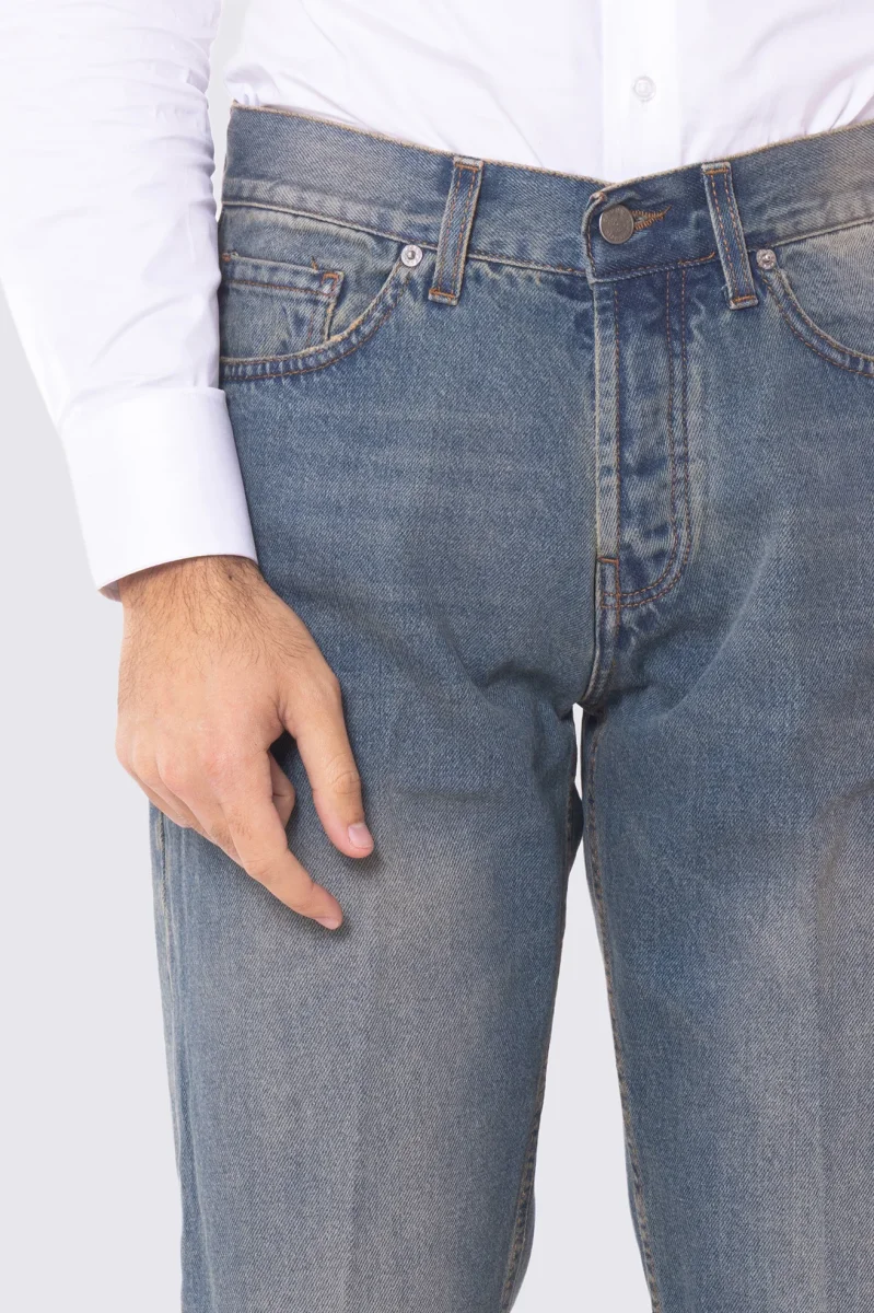 Jeans da uomo con sabbiature beige modello 5 tasche con vestibilità regular - immagine 5