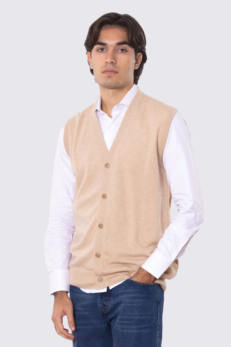 Cardigan Gilet scollo a v con bottoni color cammello 100% cashmere a tubolare tinta unita con elastici sul fondo Finezza 12 - immagine 3
