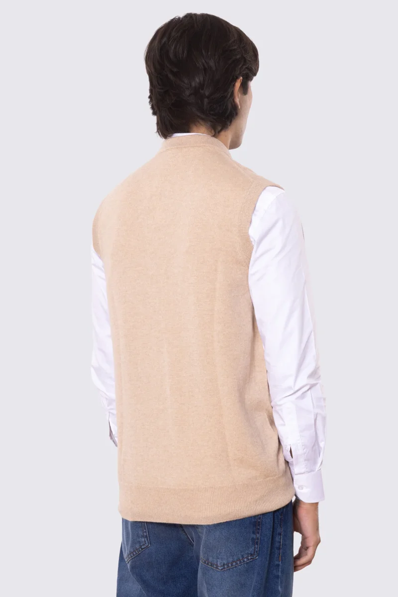 Cardigan Gilet scollo a v con bottoni color cammello 100% cashmere a tubolare tinta unita con elastici sul fondo Finezza 12 - immagine 4