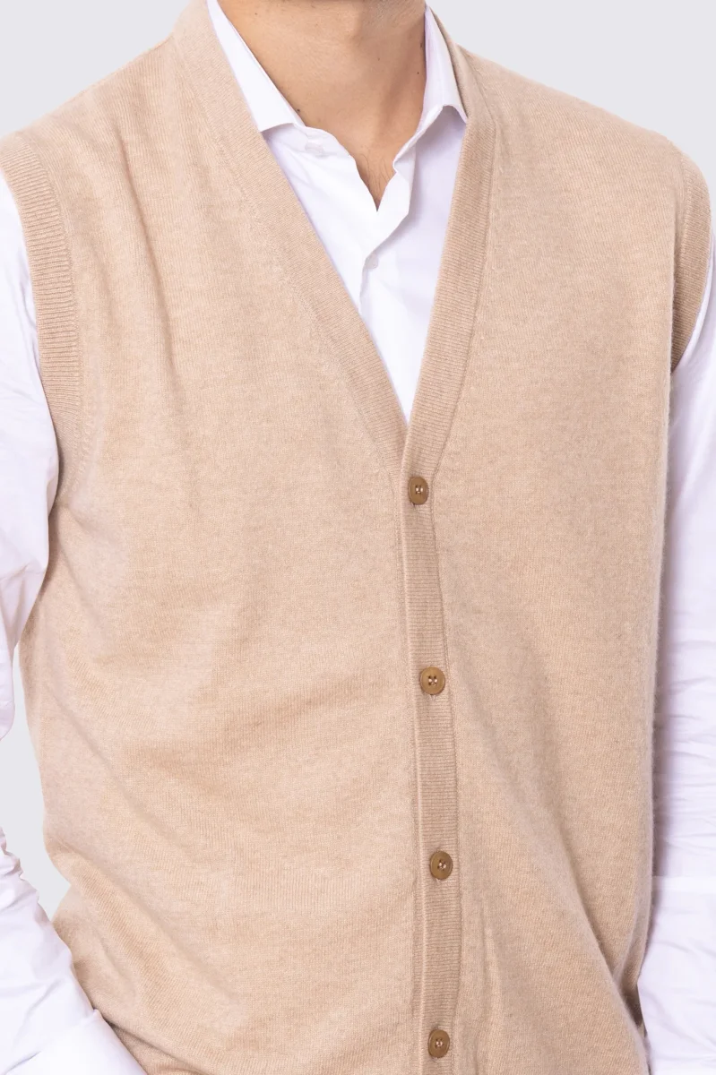 Cardigan Gilet scollo a v con bottoni color cammello 100% cashmere a tubolare tinta unita con elastici sul fondo Finezza 12 - immagine 5