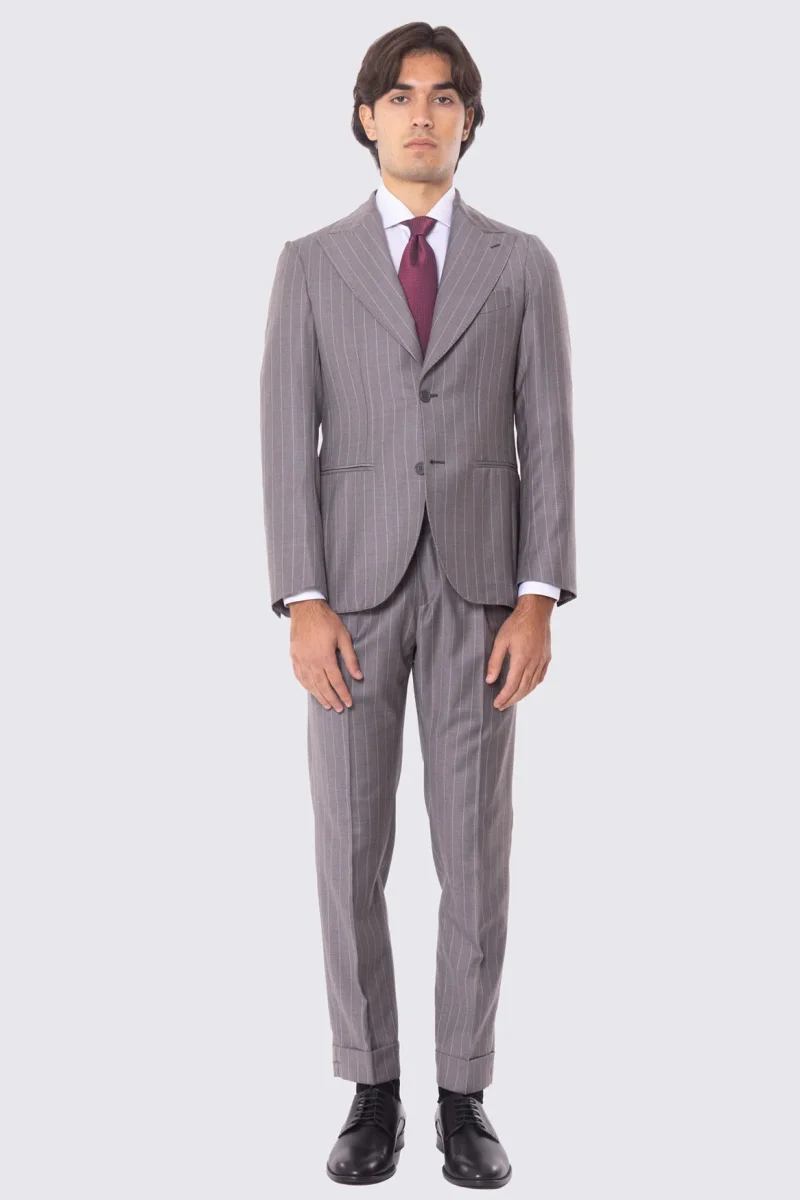 Abito tortora gessato bianco con giacca monopetto con rever a lancia 11cm tasche a filo e pantalone vita alta con fibbie laterali regolabili doppie pinces e risvolto 5cm 100% lana Flanella Carillo Drapers. - immagine 3