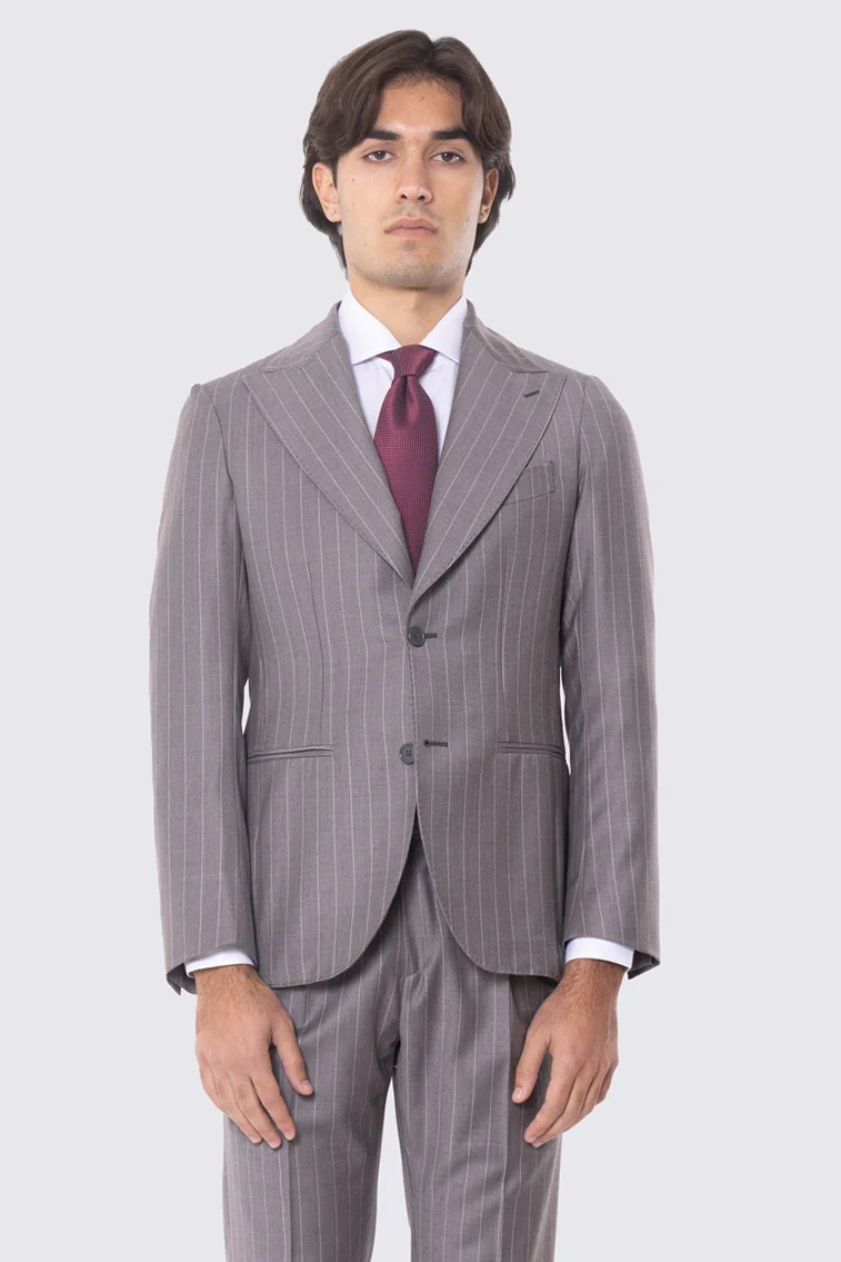 Abito tortora gessato bianco con giacca monopetto con rever a lancia 11cm tasche a filo e pantalone vita alta con fibbie laterali regolabili doppie pinces e risvolto 5cm 100% lana Flanella Carillo Drapers.