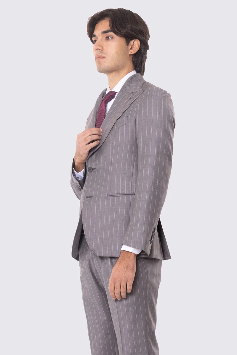 Abito tortora gessato bianco con giacca monopetto con rever a lancia 11cm tasche a filo e pantalone vita alta con fibbie laterali regolabili doppie pinces e risvolto 5cm 100% lana Flanella Carillo Drapers. - immagine 4