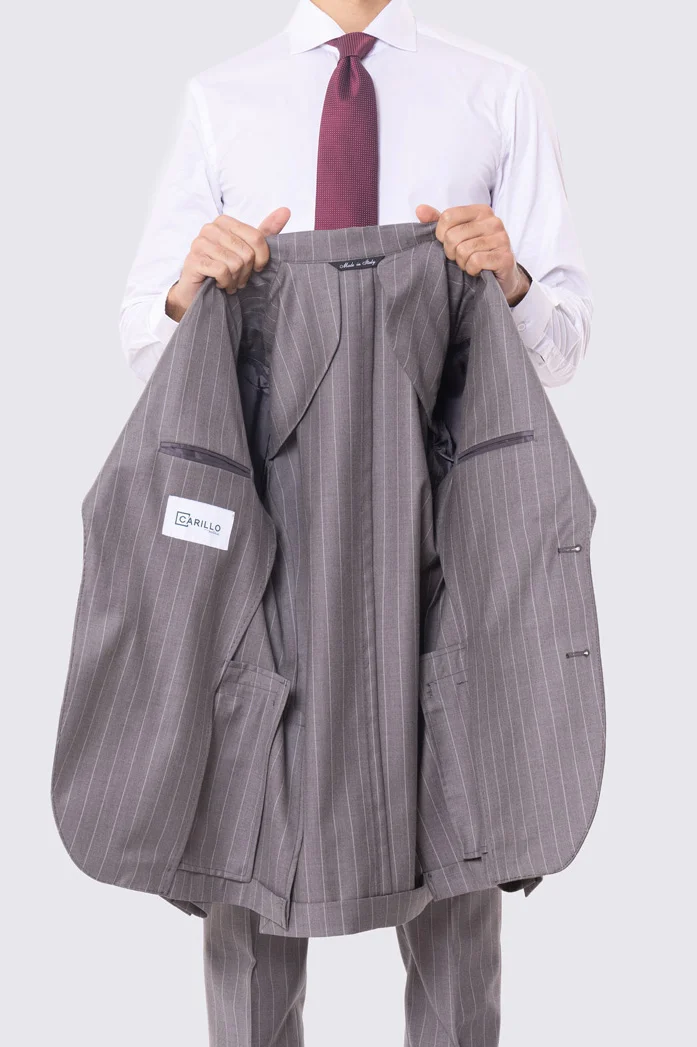 Abito tortora gessato bianco con giacca monopetto con rever a lancia 11cm tasche a filo e pantalone vita alta con fibbie laterali regolabili doppie pinces e risvolto 5cm 100% lana Flanella Carillo Drapers. - immagine 7