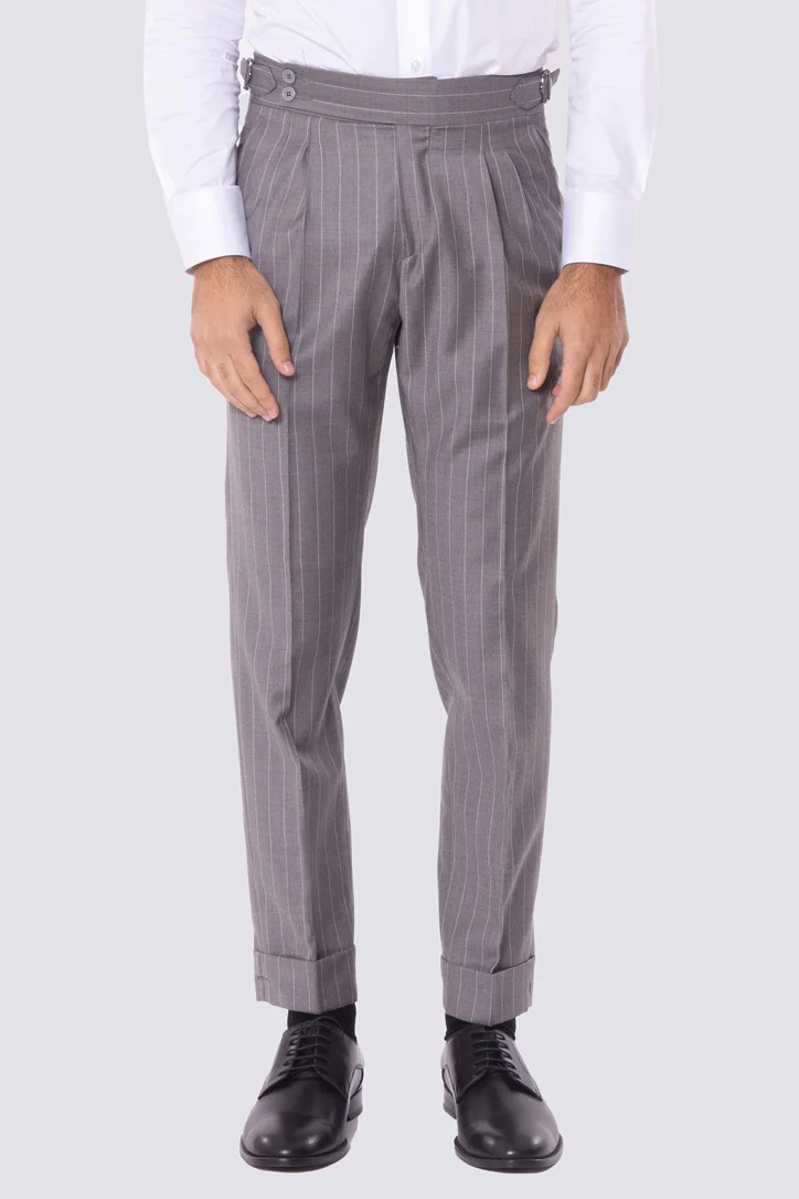 Abito tortora gessato bianco con giacca monopetto con rever a lancia 11cm tasche a filo e pantalone vita alta con fibbie laterali regolabili doppie pinces e risvolto 5cm 100% lana Flanella Carillo Drapers. - immagine 8