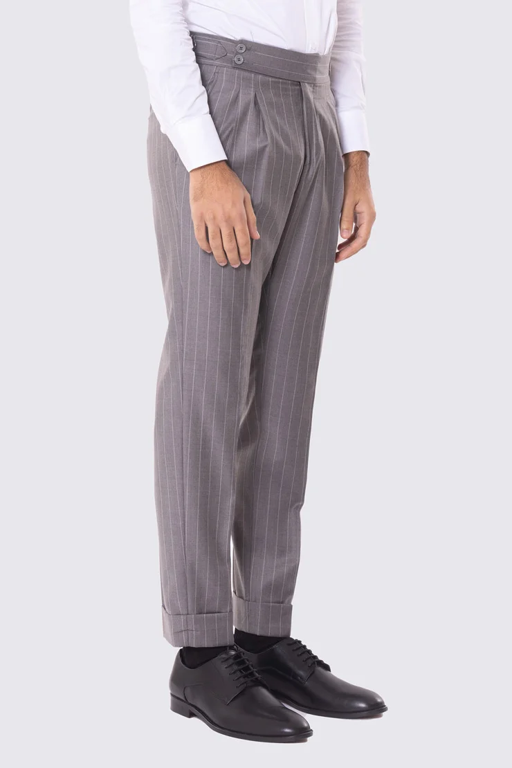 Abito tortora gessato bianco con giacca monopetto con rever a lancia 11cm tasche a filo e pantalone vita alta con fibbie laterali regolabili doppie pinces e risvolto 5cm 100% lana Flanella Carillo Drapers. - immagine 9