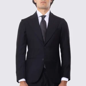 Abito nero con giacca monopetto rever a lancia tasche a filo e pantalone vita alta con fibbie laterali regolabili doppie pinces e risvolto 5cm 100% lana Flanella Carillo Drapers