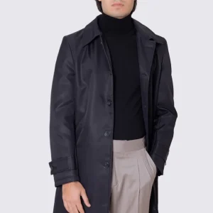 Cappotto nero in nylon monopetto con collo camicia tasche a filo e fascia sui polsi con bottone spacco singolo sul retro