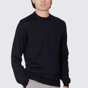Maglione girocollo Nero in lana merinos 100% costruzione tubolare senza cuciture rifinito a mano tinta unita con elastici sulle maniche e sul fondo Finezza 12 .