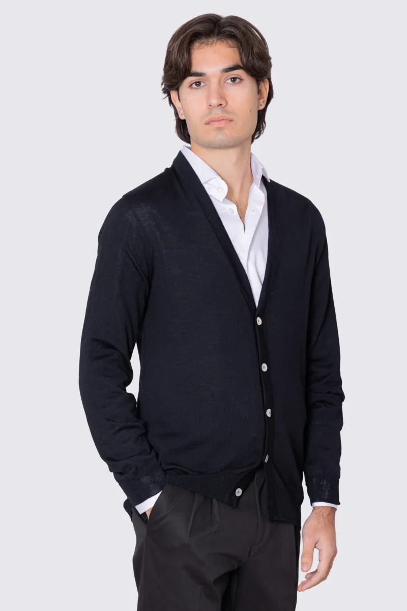 Cardigan Nero scollo a v in lana merinos 100% costruzione tubolare senza cuciture rifinito a mano tinta unita con elastici sulle maniche e sul fondo Finezza 12 .