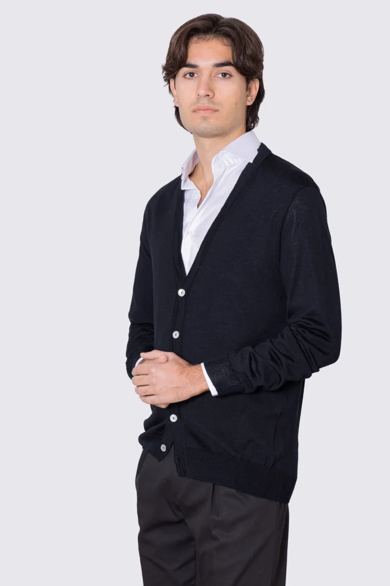 Cardigan Nero scollo a v in lana merinos 100% costruzione tubolare senza cuciture rifinito a mano tinta unita con elastici sulle maniche e sul fondo Finezza 12 . - immagine 3