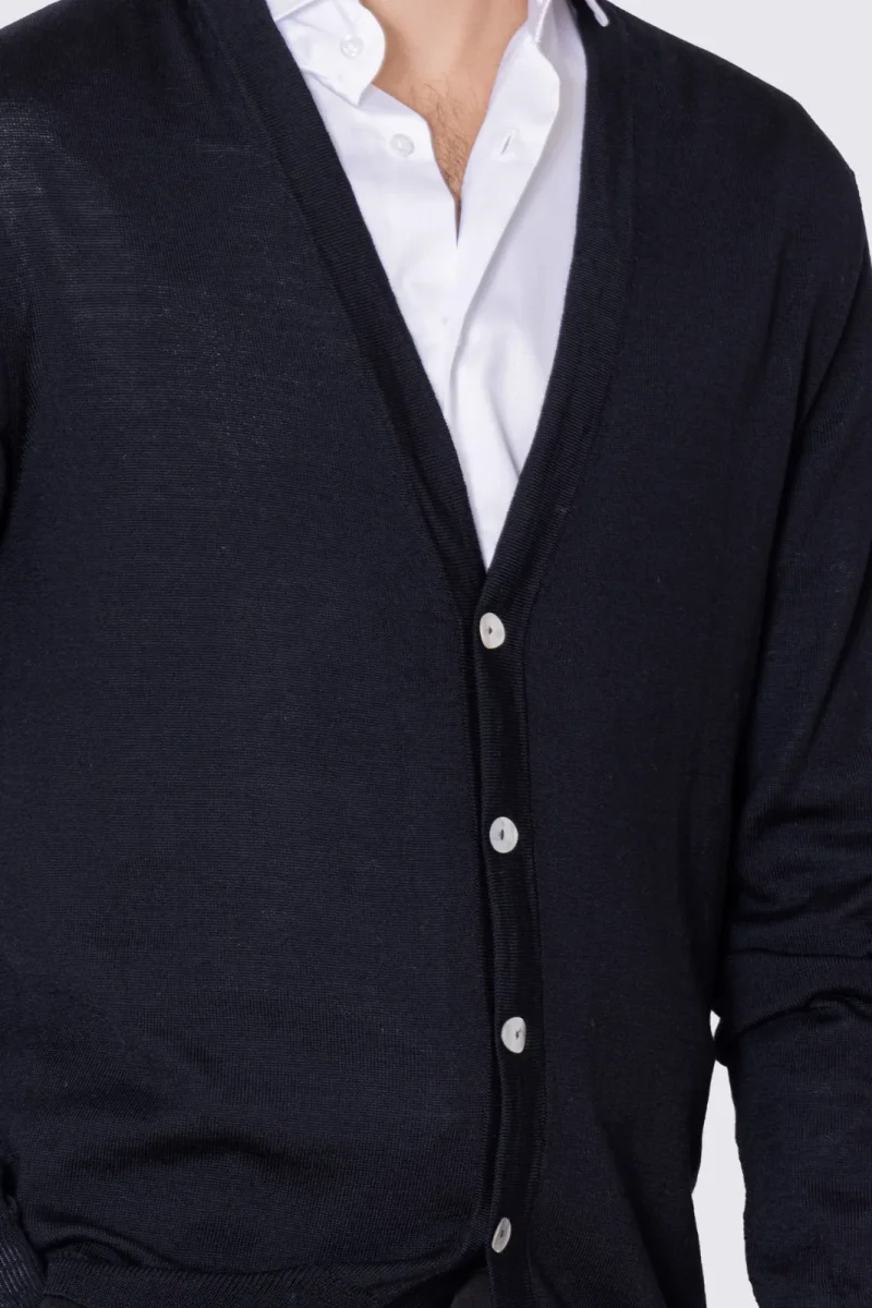 Cardigan Nero scollo a v in lana merinos 100% costruzione tubolare senza cuciture rifinito a mano tinta unita con elastici sulle maniche e sul fondo Finezza 12 . - immagine 5