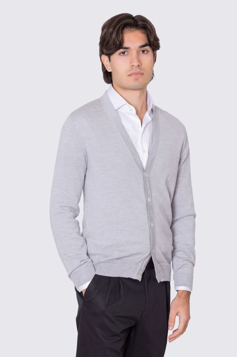 Cardigan Grigio scollo a v in lana merinos 100% costruzione tubolare senza cuciture rifinito a mano tinta unita con elastici sulle maniche e sul fondo Finezza 12 - immagine 2