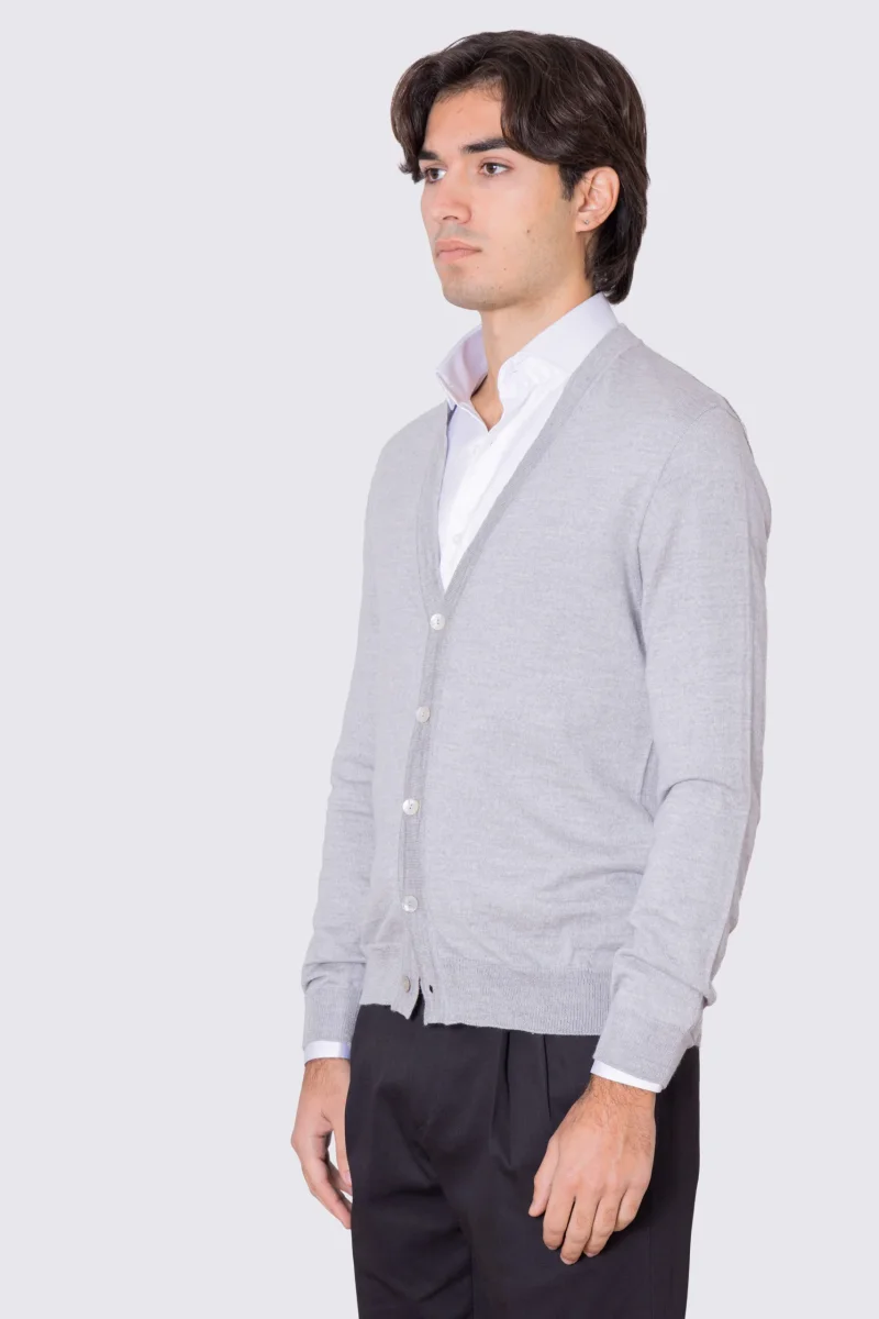 Cardigan Grigio scollo a v in lana merinos 100% costruzione tubolare senza cuciture rifinito a mano tinta unita con elastici sulle maniche e sul fondo Finezza 12 - immagine 3
