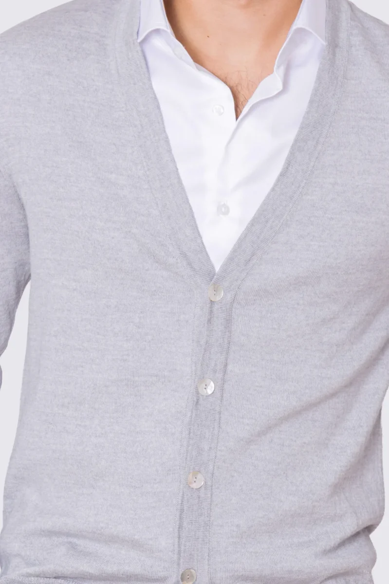 Cardigan Grigio scollo a v in lana merinos 100% costruzione tubolare senza cuciture rifinito a mano tinta unita con elastici sulle maniche e sul fondo Finezza 12 - immagine 5
