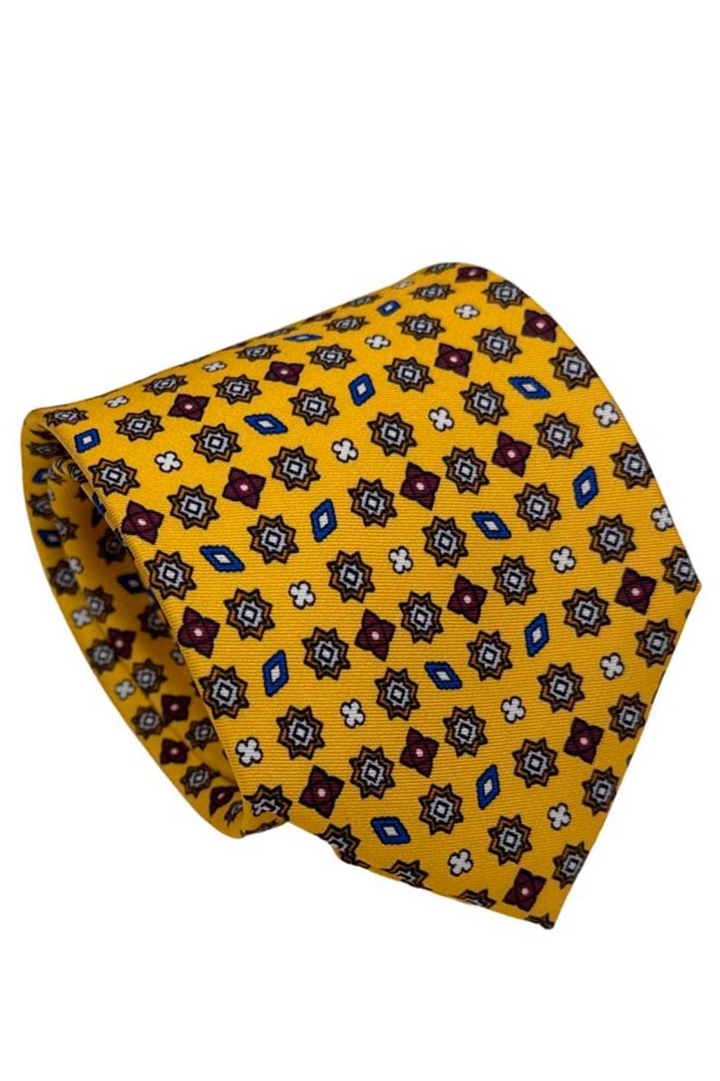 Cravatta uomo gialla fantasia in pura seta cucita a mano costruzione 3 piege larghezza 9cm - immagine 3