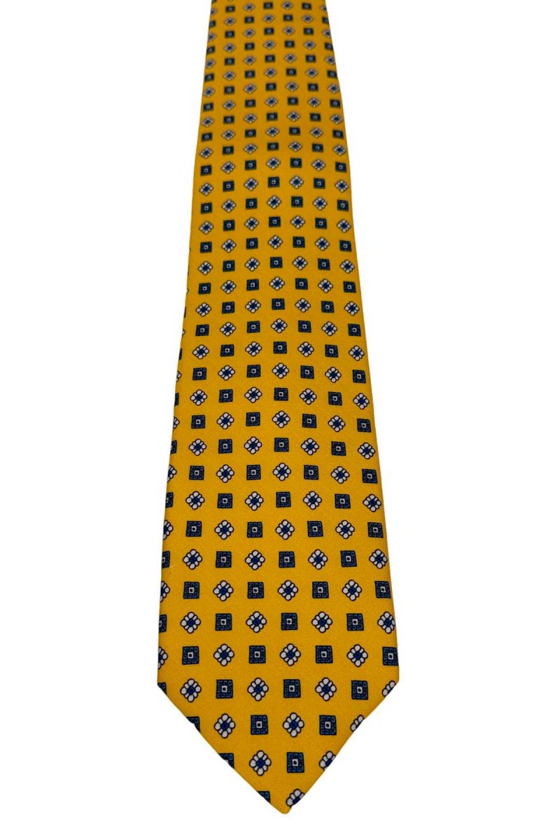 Cravatta uomo gialla fantasia in pura seta cucita a mano costruzione 3 piege larghezza 9cm - immagine 2