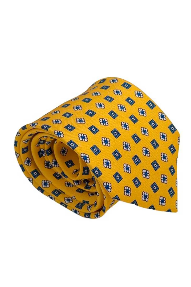 Cravatta uomo gialla fantasia in pura seta cucita a mano costruzione 3 piege larghezza 9cm - immagine 3