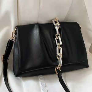 Borsa increspata minimalista con catena