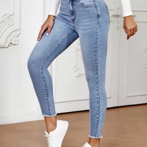 Jeans con taglio grezzo skinny cropped