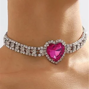 Choker con strass decorato a cuore