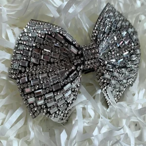 Clip  decorata con fiocco di strass