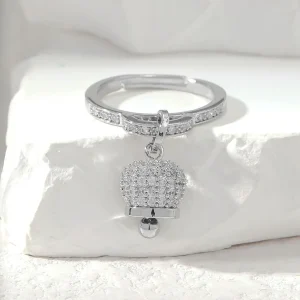 Anello con charm campanella con strass