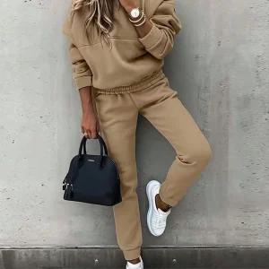 Pantaloni sportivi e Felpa con cappuccio monocolore spalle cadenti