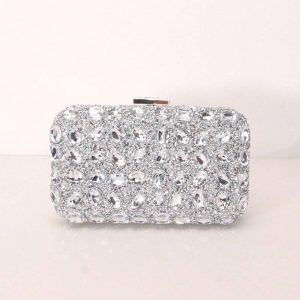 Borsa clutch decorata con strass e catenella