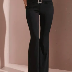 Pantaloni a zampa casual con pieghe e decoro fibbia