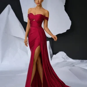 Abito elegante con spacco e coda a sirena