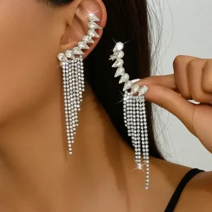 orecchini decorati con frange di strass