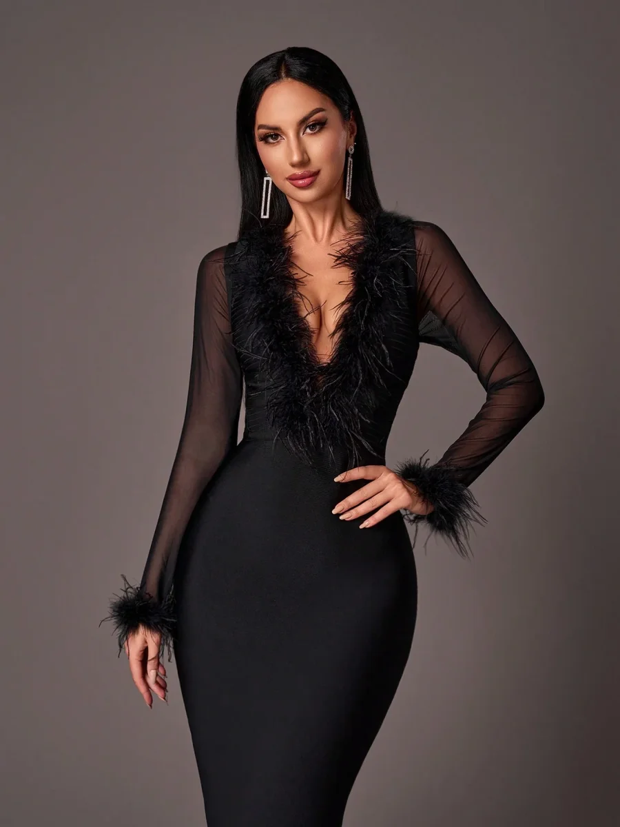 Abito aderente con scollo a V e piume