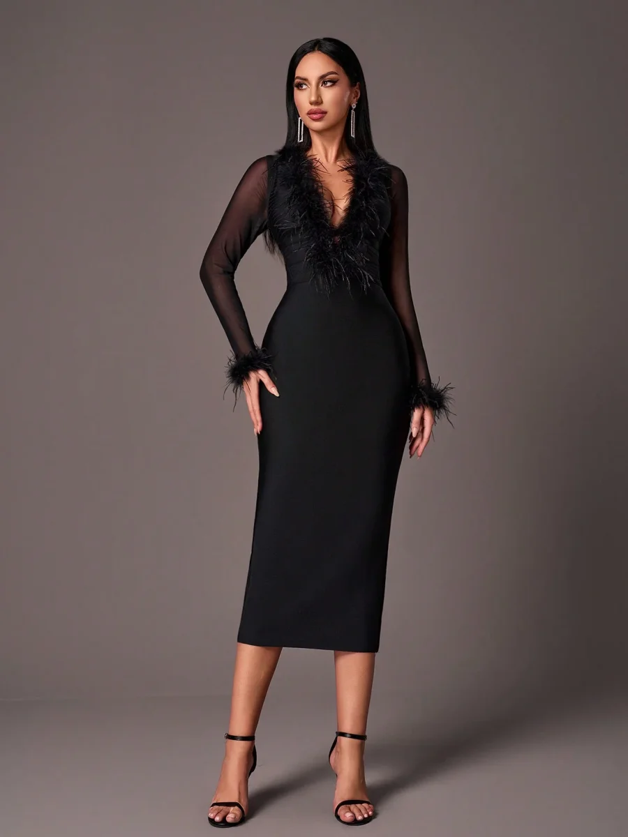 Abito aderente con scollo a V e piume - immagine 8