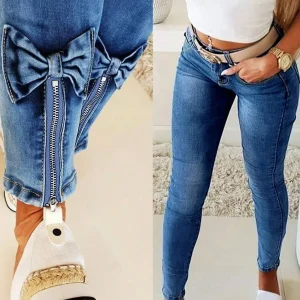 Jeans aderenti con spacco posteriore e fiocco decorativo