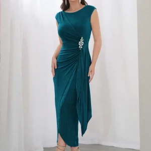 Vestito elegante brillantinato drappeggiato con decorazione strass