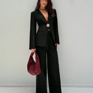 Completo blazer scollo a V e bottone fiore e pantaloni vita alta