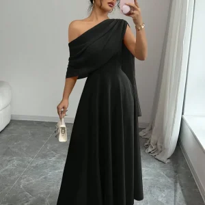 Abito lungo elegante con scollo e balza asimmetrici