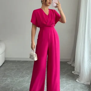 Tuta elegante con cintina e scollo a V incrociato