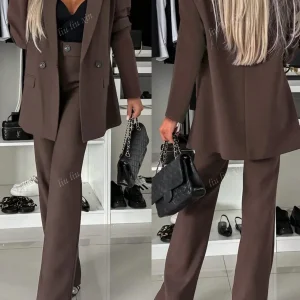 Completo pantaloni gamba dritta leggermente svasata e giacca doppiopetto