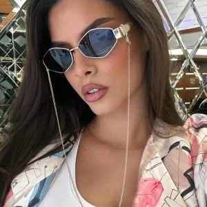 Occhiali ovali con montatura metallica