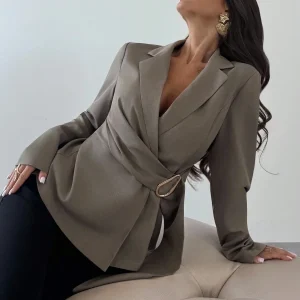 Giacca cinta e decorazione dorata