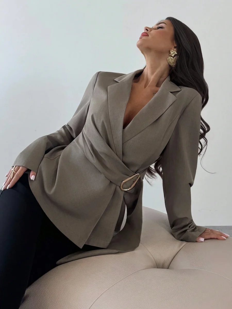 Giacca cinta e decorazione dorata