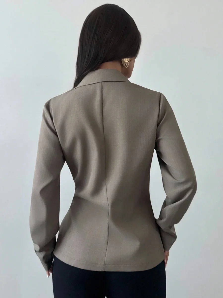 Giacca cinta e decorazione dorata - immagine 7