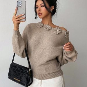 Maglione elegante scollo asimmetrico e fiorellini