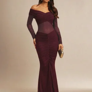 Abito con spalle scoperte,drappeggiato