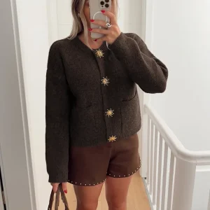 Cardigancon tasche e bottoni soli in metallo